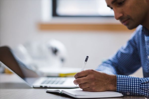 Docentes y personal administrativo en una reunión de trabajo académico.