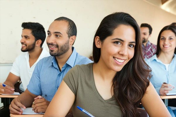 Estudiantes participando en un taller de educación continua.
