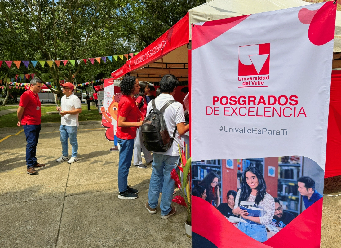 Pendón publicitario de Posgrados de Excelencia en exterior durante la feria.