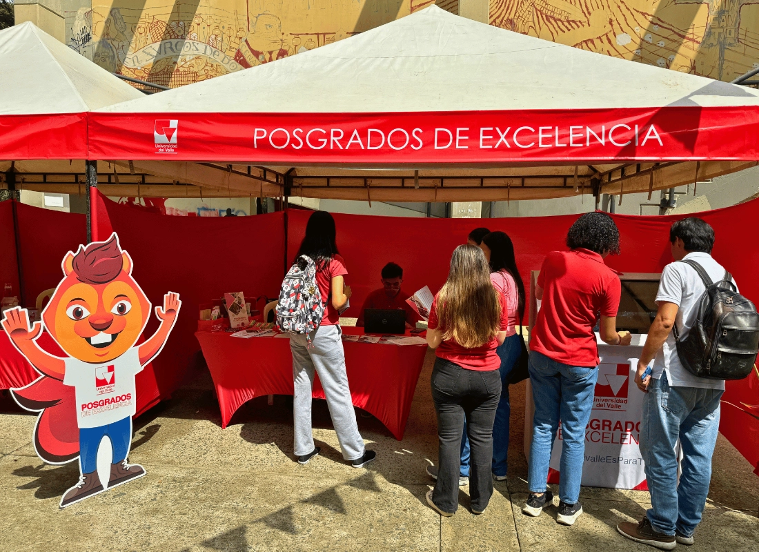 Stand institucional de la Universidad del Valle con la mascota oficial y material informativo.