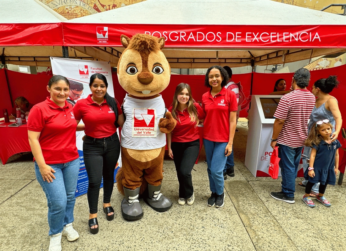 Grupo de trabajo de la Universidad del Valle posando junto a la mascota institucional.