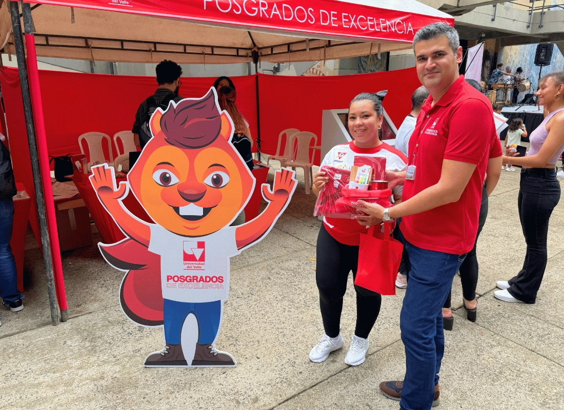 Punto de atención interactivo con material promocional y ambiente de feria.