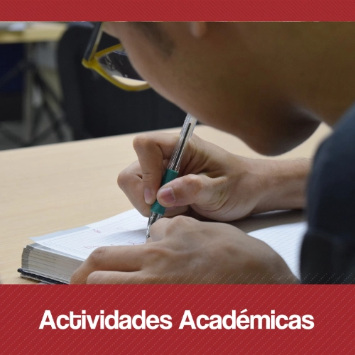 Docentes y estudiantes interactuando en un aula de clase de la Universidad
