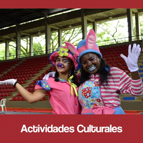 Presentación artística de baile folclórico en un auditorio de la Universidad