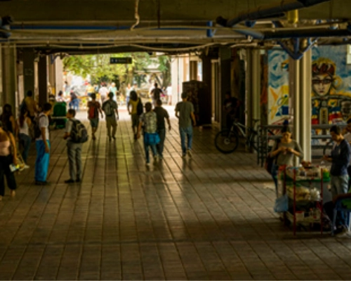 Espacio cubierto de Central utilizado para manifestaciones culturales y comerciales