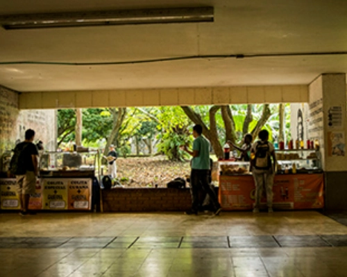 Zona comercial y de servicios informales en los bajos de Ciencias