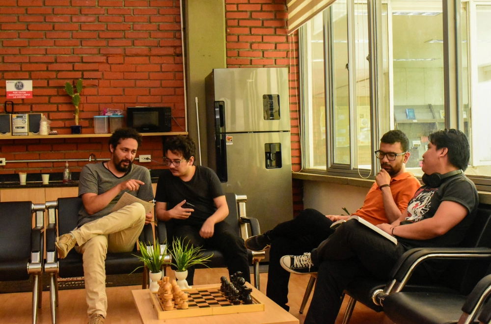 Grupo de estudiantes en una conversación académica