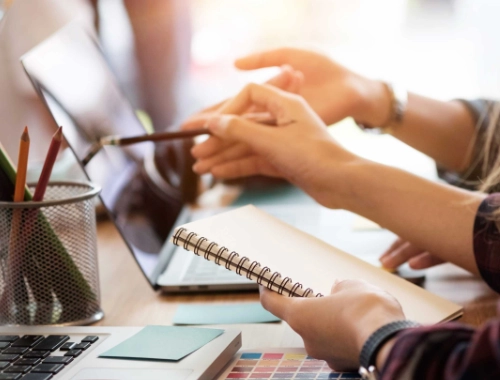 Manos utilizando lápiz óptico sobre una tableta en entorno informático