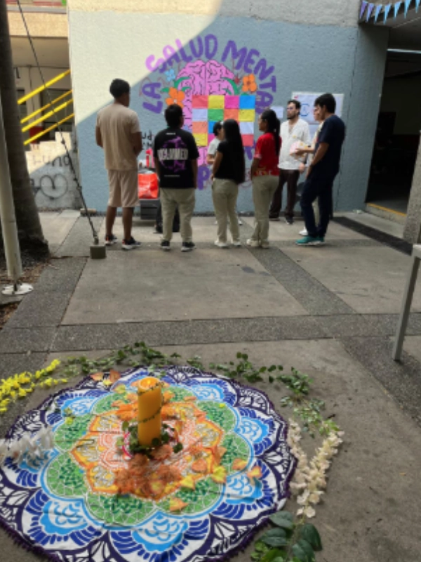 Estudiantes realizando pintura en el mural Pinto mi emoción hoy