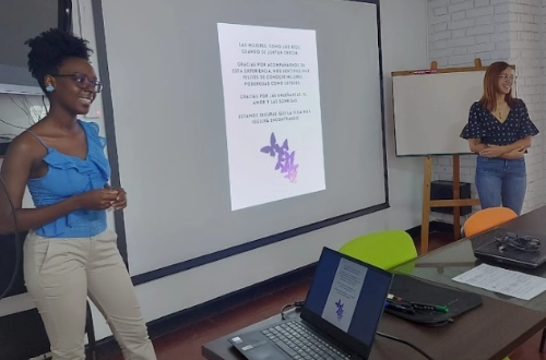 Isabella y Alexandra durante su presentación en el Encuentro Latinoamericano de Trabajo Social.