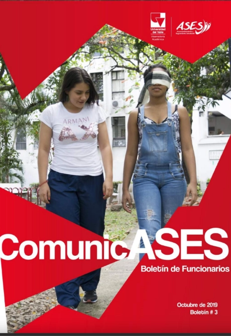 Dos mujeres caminando por el campus