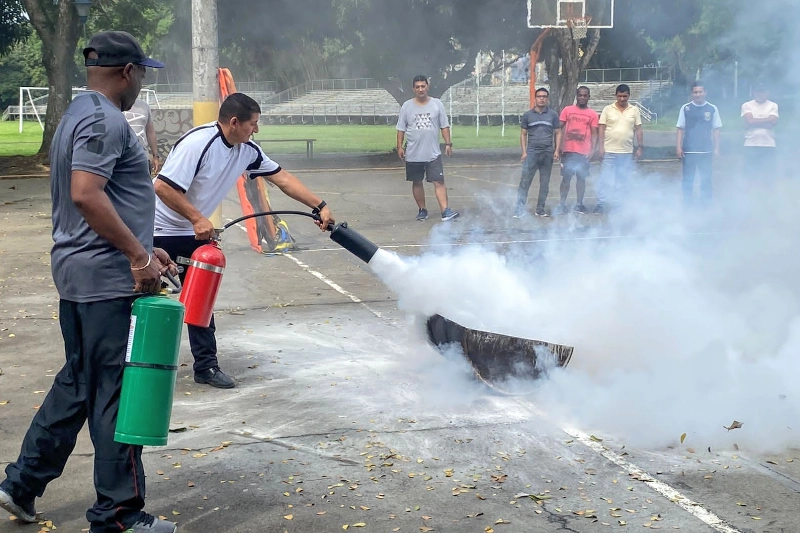 Práctica de control de incendios con extintores