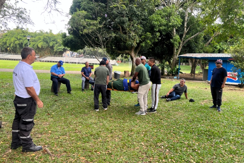 Entrenamiento de traslado de heridos en camilla