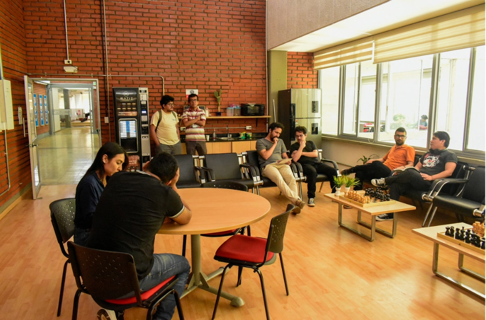 Estudiantes compartiendo en la cafetería universitaria