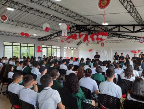 Auditorio de la sede con estudiantes asistiendo a un evento institucional