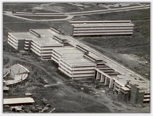 Fotografía histórica de los primeros laboratorios de la División de Ciencias en la Univalle.