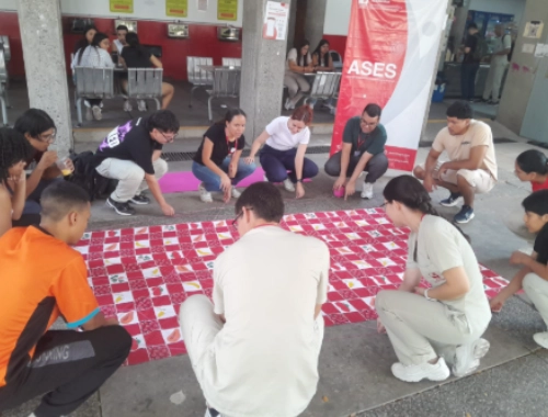 Grupo de estudiantes en círculo participando en actividad de escucha