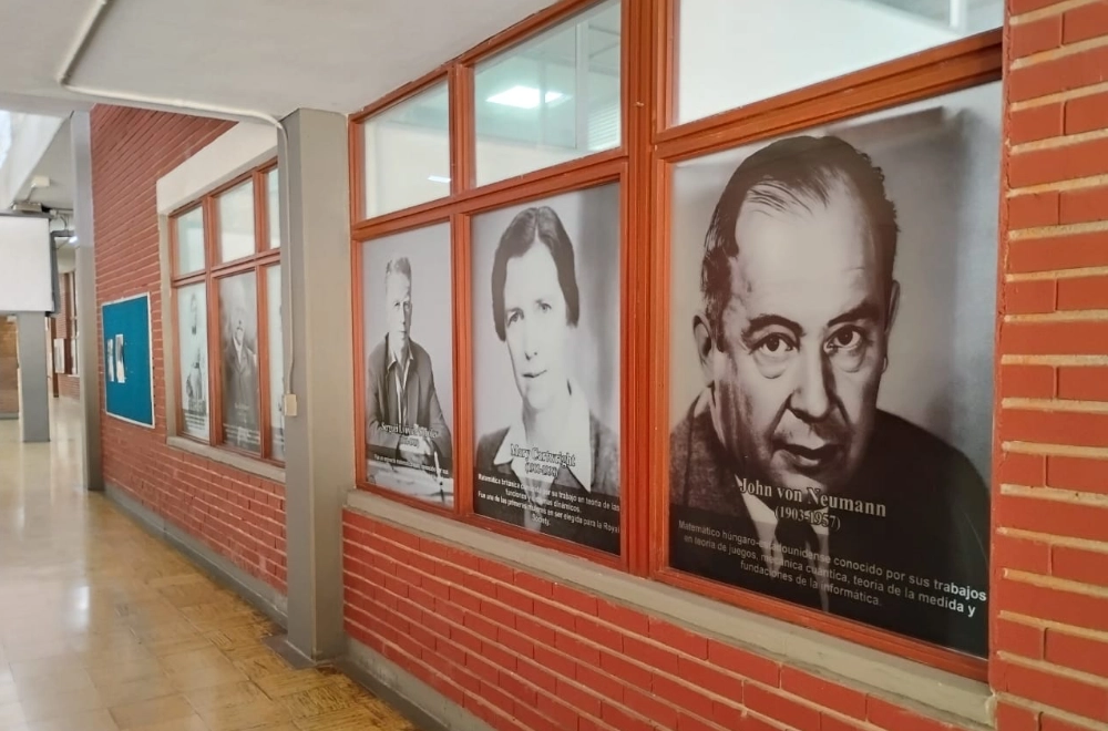 Vista de otro pasillo de las instalaciones del departamento