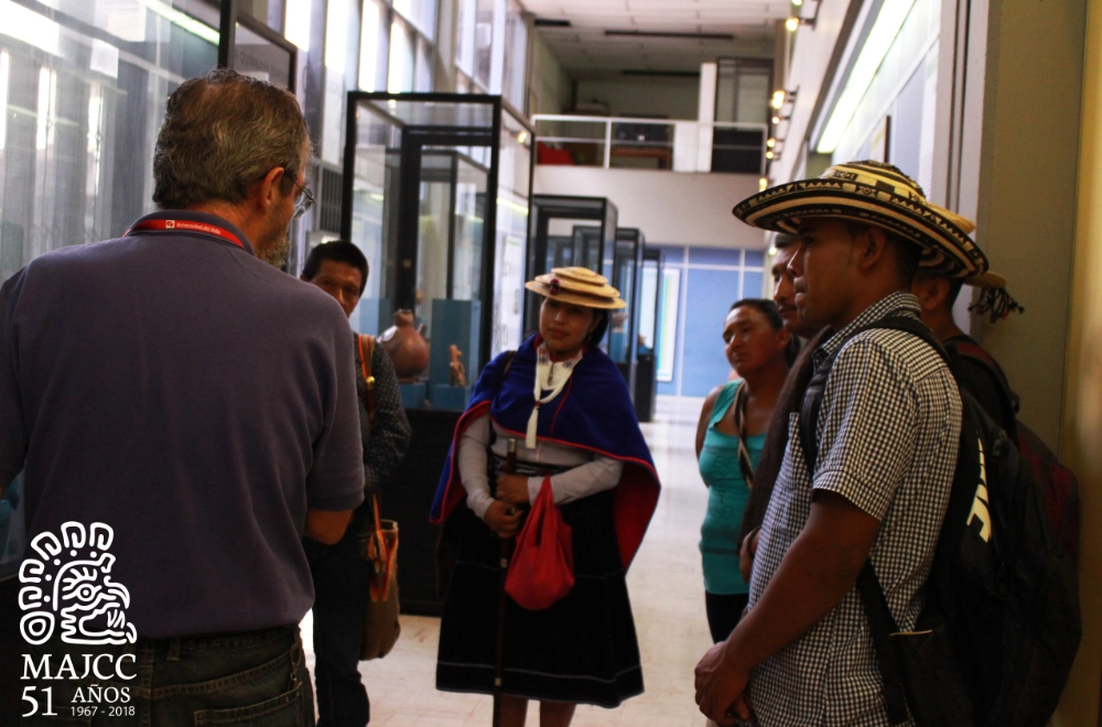 Guía del MAJCC explicando el patrimonio prehispánico a comunidades indígenas en el museo