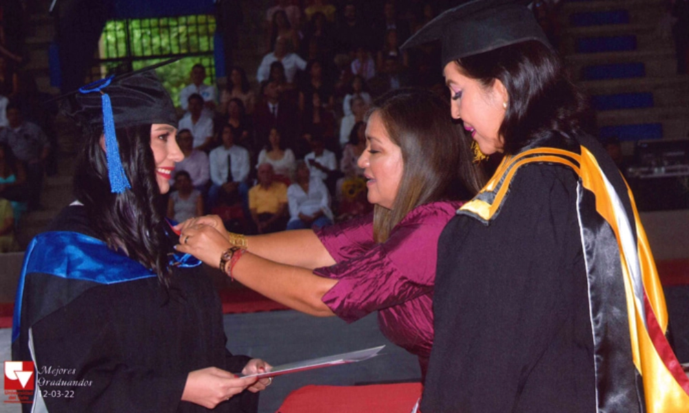 Luna Ramírez recibiendo su diploma de manos de una autoridad académica en la Universidad del Valle.
