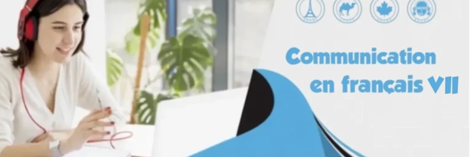 Banner de Communication en français VII que muestra a una estudiante con auriculares frente a su pc