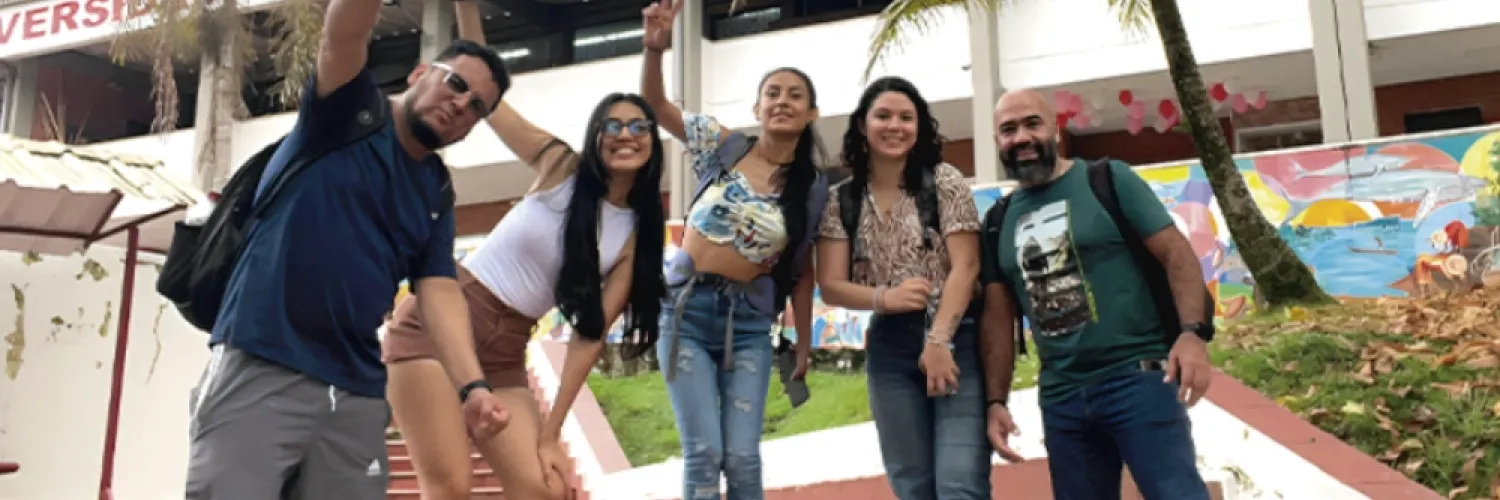 Grupo de estudiantes de la Especialización posando frente a la sede de la Universidad del Valle.