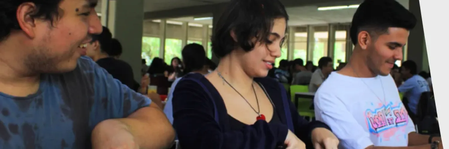 Estudiantes en restaurante universitario
