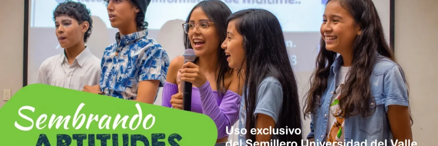 Cinco jóvenes del Semillero Universidad del Valle exponen; una niña sostiene un micrófono