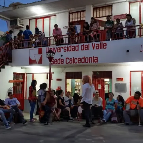 Fachada de la Sede Caicedonia con comunidad universitaria reunida en sus dos pisos