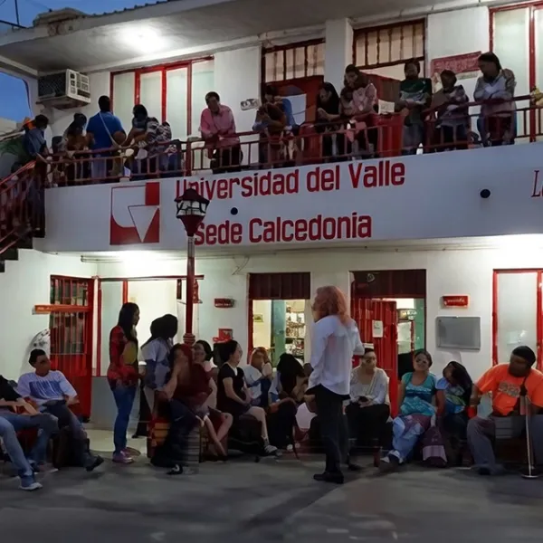 Fachada de la Sede Caicedonia con comunidad universitaria reunida en sus dos pisos